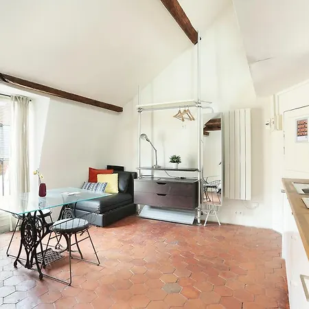 Short Picasso Apartment